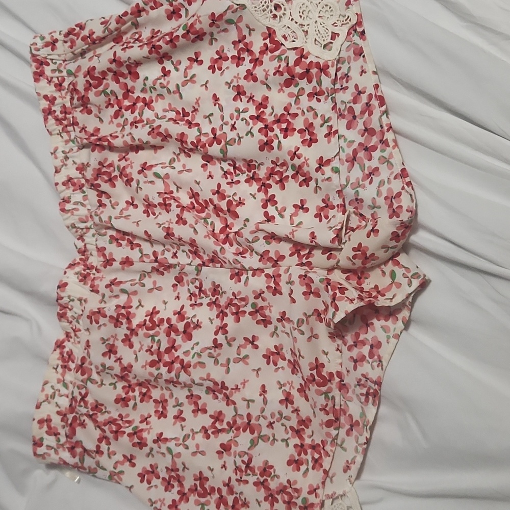 Floral shorts with lace